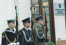 An honour guard representing the Polish Armed Forces in front of the Ministry of National Defence. MON warta.jpg