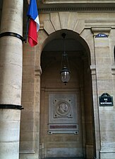 Daniel-Joseph Bacqué, Mounet-Sully, médaillon sur façade de la Comédie-Française, sous les arcades de la rue de Montpensier.