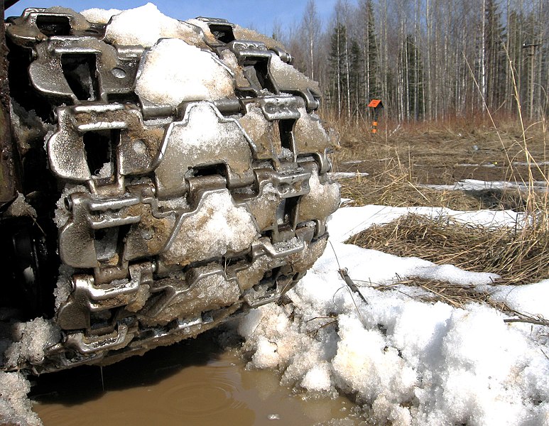 File:MT-LBu tracks (Russia).jpg