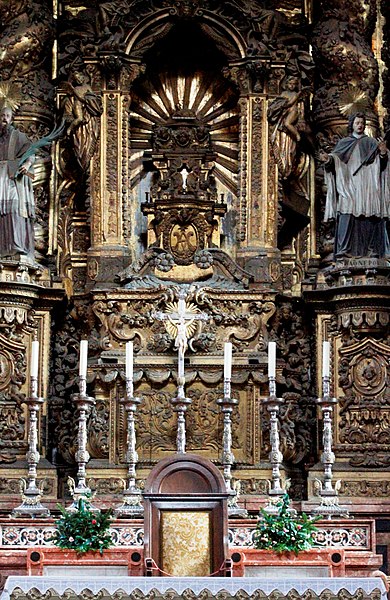 File:Main altar of Sé do Porto (5).JPG