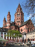 South facade of Mainz Cathedral with the square Leichhof in the foreground
