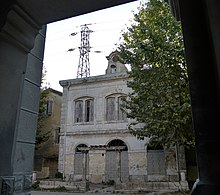 Kilise verandasından görülen mahalle evi