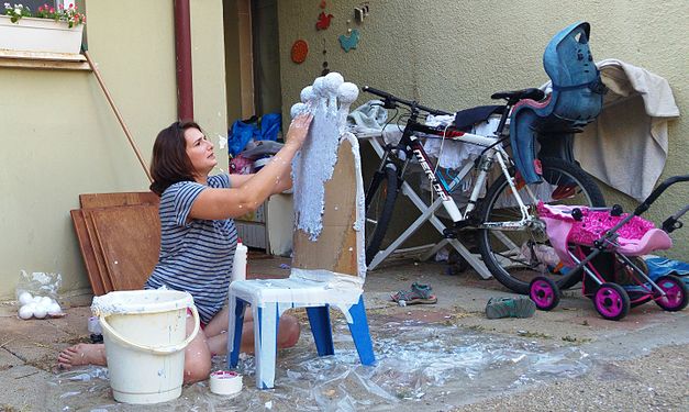 Creating a birthday chair with corrugated cardboard and Papier-mâché