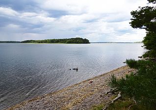 Nordvästra stranden med ön Gräsholmen i bakgrunden