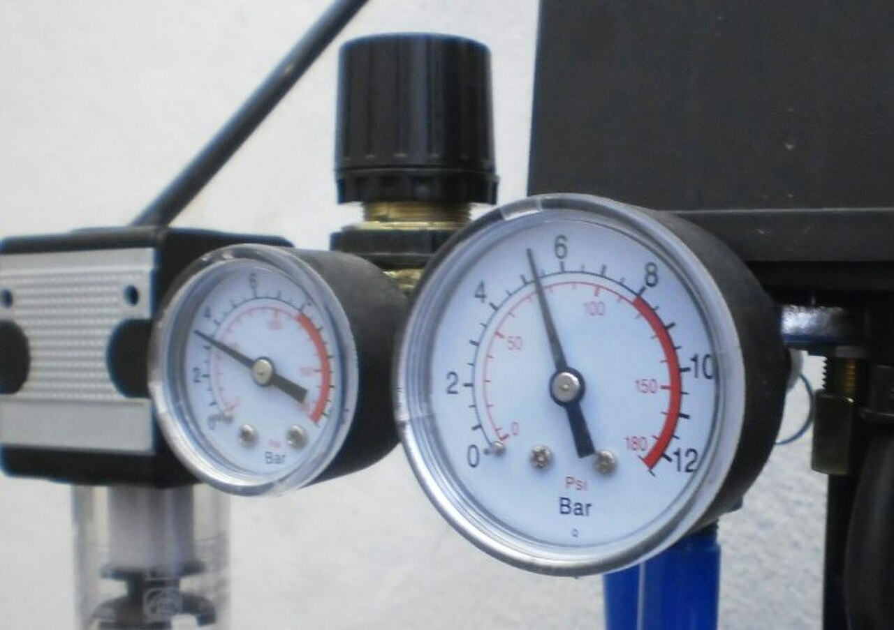 Измерять манометром давления горячего пара?