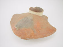 Photo d'un vaisseau en céramique ayant la forme d'une raie, avec une autre peinte sur sa surface.