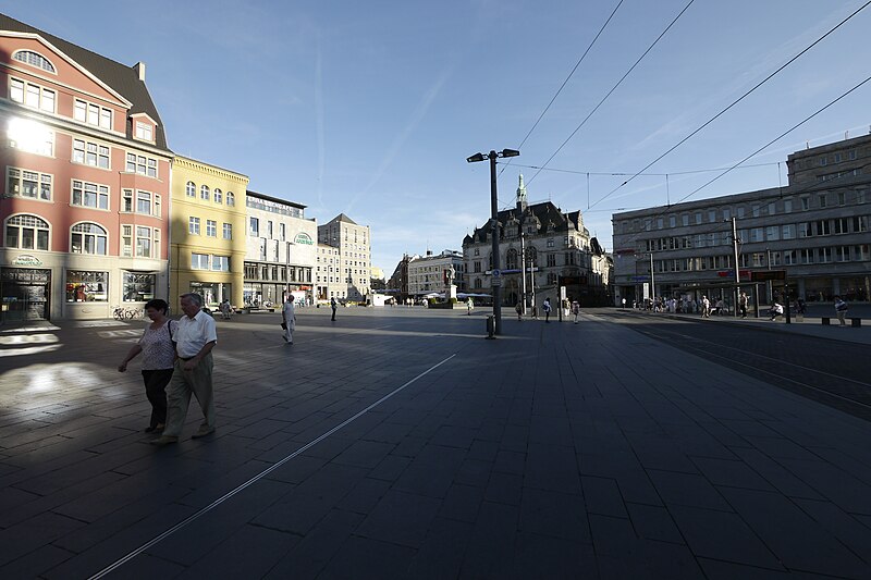 File:Marktplatz von Halle (Saale) Blick auf Händel - Stadthaus - panoramio.jpg