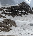 Grösserer Bildausschnitt mit Normalroute über den Gletscher unterhalb. Photo with glacier trail below of Punta Rocca summit.