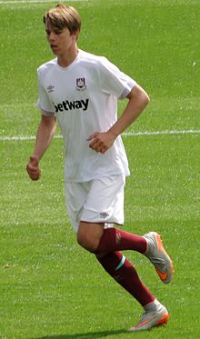 Samuelsen warming up for West Ham United in 2015 Martin Samuelsen.jpg