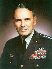 Portrait officiel du général Maxwell D. Taylor.