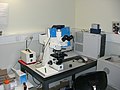 一個現代顯微鏡，帶有水銀燈的螢光顯微鏡。該顯微鏡具有數碼相機，並連接到一台電腦。