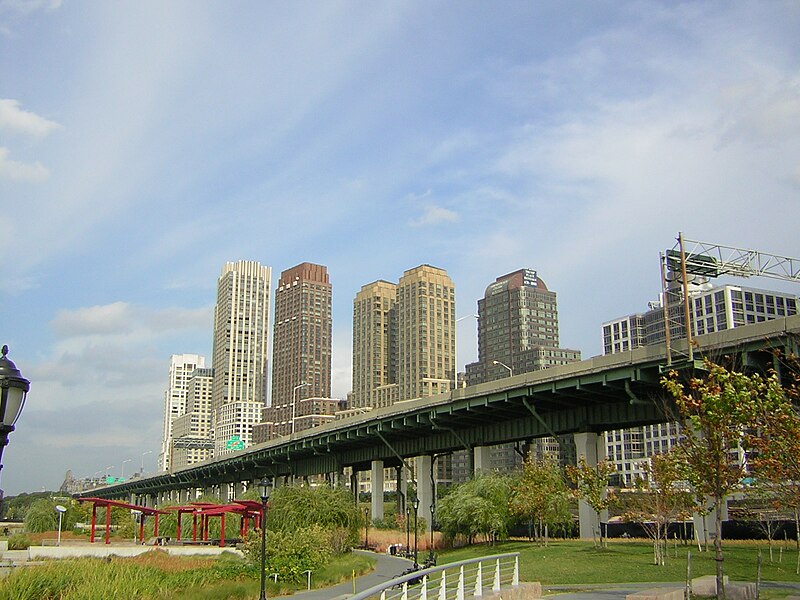 File:Miller Hwy climbs over park and past Trump Pl jeh.jpg