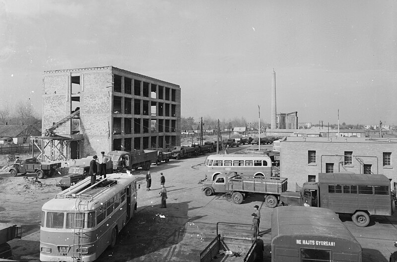 File:Miskolc 1961, a 3. sz. AKÖV (ma Borsod Volán) Szondi György utcai telephelyének építése. - Fortepan 91773.jpg