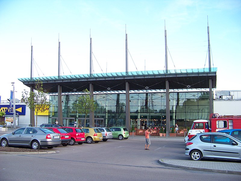 File:Mladá Boleslav, obchodní centrum Olympia.jpg