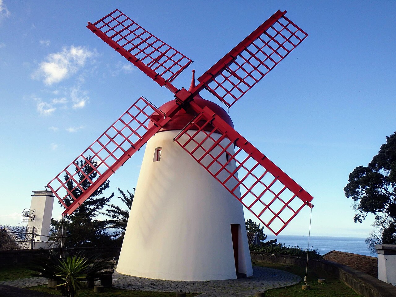 Moinho de vento vermelho imagem de stock. Imagem de paisagem - 15815599