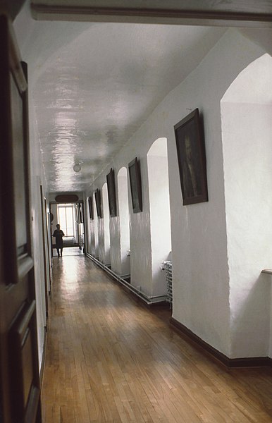 File:Monastère des Ursulines, 18, rue Donnacona, Québec aile Sainte-Famille, corridor à l'étage 11-d.na.civile-80-3459.jpg