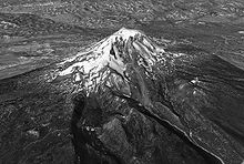 Image de synthèse du mont Adams avec Goat Butte à droite et le Petit mont Adams en bas, au premier plan. L'érosion glaciaire et les anciennes avalanches de débris sont bien visibles sur ce versant.