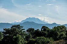 Le mont Kinabalu vu du haut d'une pagode