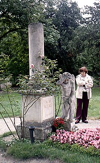 http://upload.wikimedia.org/wikipedia/commons/thumb/f/fc/Mozart.Cenotaph.jpg/200px-Mozart.Cenotaph.jpg