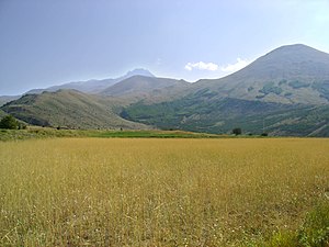 A cordilheira do monte Argeu (Erciyes Dağı) vista desde Hacılar