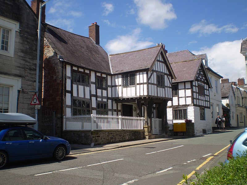 File:Nantclwyd-y-dre, Ruthin, exterior view front elevation.jpg