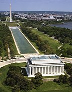 Luchtfoto van het Lincoln Memorial, het reflecterende zwembad en het Washington Monument