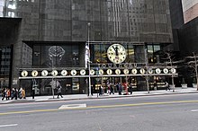 Schaufenster der Uhrenfirma Tourneau auf der 57th Street-Seite des Gebäudes