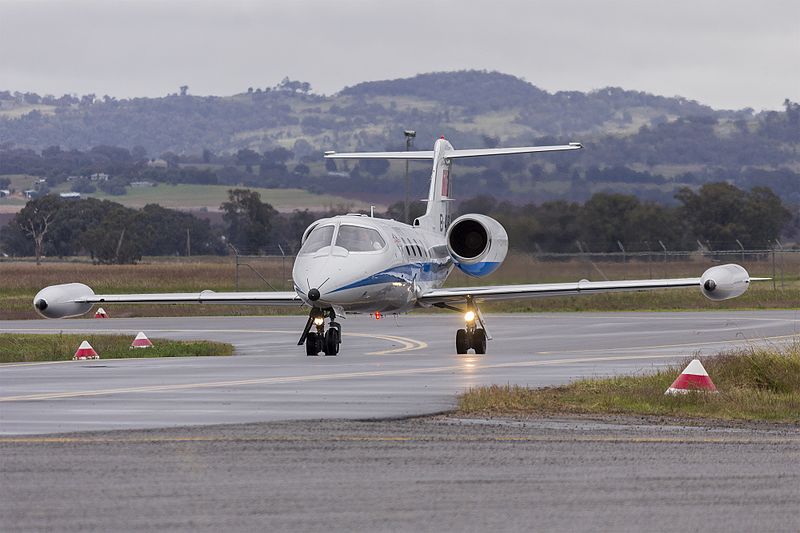 File:Newly repainted Learjet 35A (B-4186) taxiing at Wagga Wagga Airport 1.jpg