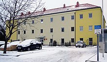 Genossenschaftlicher Wohnhof, 1838/1840 als (einstöckiges) Fabriksamt erbaut.