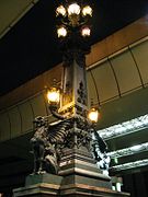 「花形ランプ付方錘柱」のランプが夜間に点灯した状態
