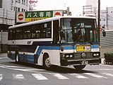 社番4318（三菱P-MS725S） かつて採用されていた「青特急色」と呼ばれる白地に青色濃淡帯塗装の車両。1987年式、2001年撮影