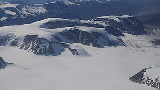 Vue aérienne : Le Nunavik et la couverture glaciaire couvrant une grande partie de la chaîne nord de la chaîne de montagnes centrale, au nord de la vallée d'Auvarrssuaq.