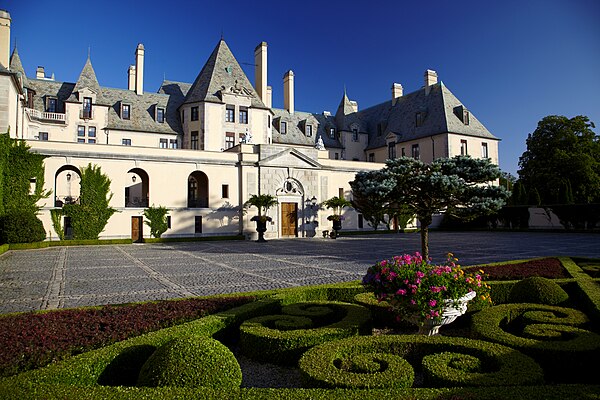 Oheka Castle courtyard view