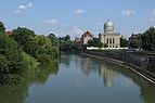 Oradea-Nagyvárad - Crişul Repede and synagogue.jpg