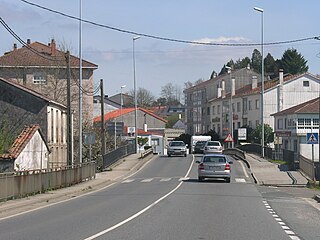 Entre o concello de Santiago de Compostela e o de Oroso, o río Tambre (véxase a ponte) marca a fronteira