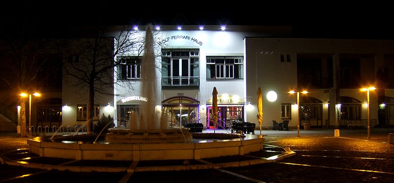 File:Ottobrunn Wolf-Ferrari-Haus bei Nacht.jpg