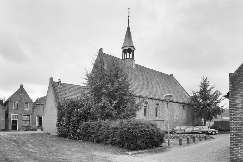 File:Overzicht noordgevel met dakruiter en achtergevel van de voormalige pastorie - Vollenhove - 20351187 - RCE.jpg