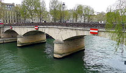 Vue de l'amont : pont de l'Archevêché vu depuis le square de l'Île-de-France.
