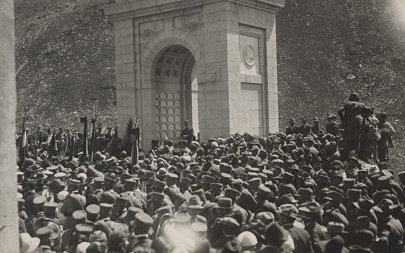 File:P28.273-01 Cerimonia inaugurale del Monumento Ossario per caduti in guerra al Passo dello Stelvio 31 luglio 1932-X°.jpg