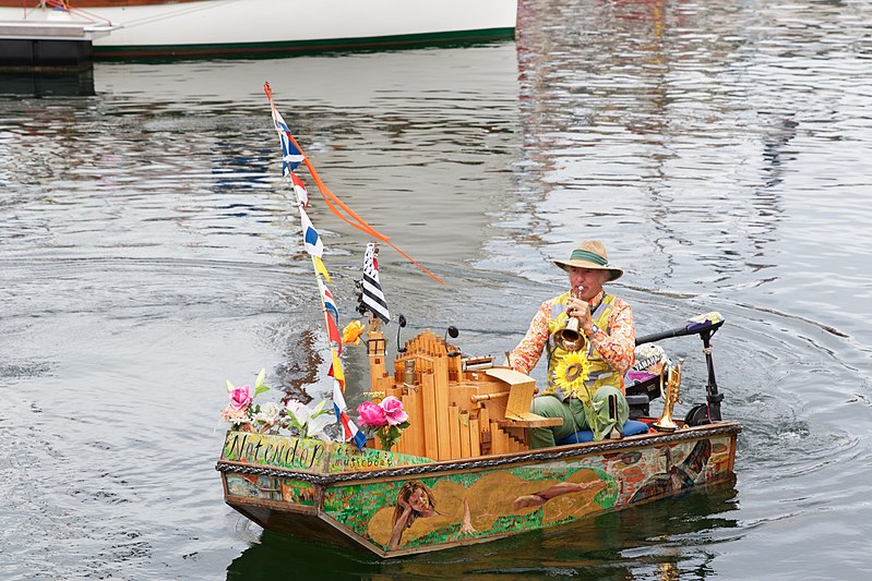 File:Paimpol - Festival du chant de marin 2017 - Reinier Sijpkens et le Muziekboot - 018.jpg