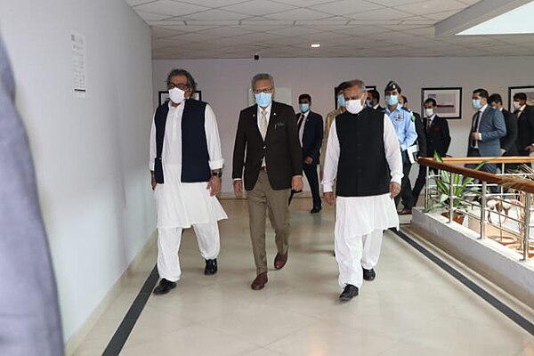 President Arif Alvi visits Maritime Ministry, flanked by Ali Zaidi and Rizwan Ahmed