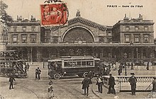 La gare de l'Est au début du XXe siècle.Devant la gare, se trouvent :• un autobus de la ligne B (Trocadéro – Gare de l'Est) de la CGO ;• l'entrée principale de la station du métro ;• un tramway électrique à impériale, sans doute également de la CGO.