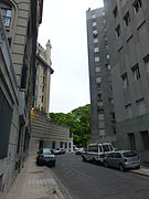 El pasaje Corina Kavanagh, que separa el edificio homónimo del Plaza Hotel