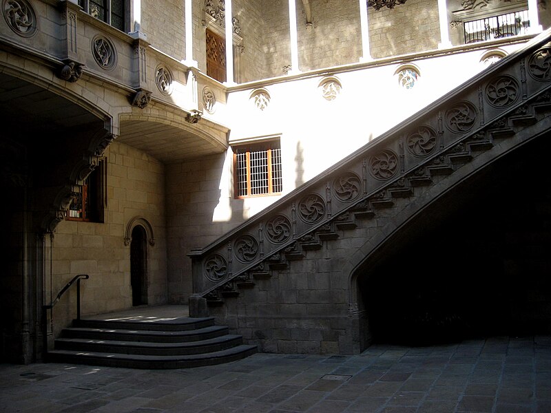 File:Patio central gótico Generalidad.jpg