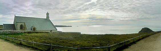 À Cleden-Cap-Sizun, la Pointe du Van et la Baie des Trépassés, avec la chapelle saint They. En arrière plan, on aperçoit la Pointe du Raz et, à l'horizon, l'île de Sein.