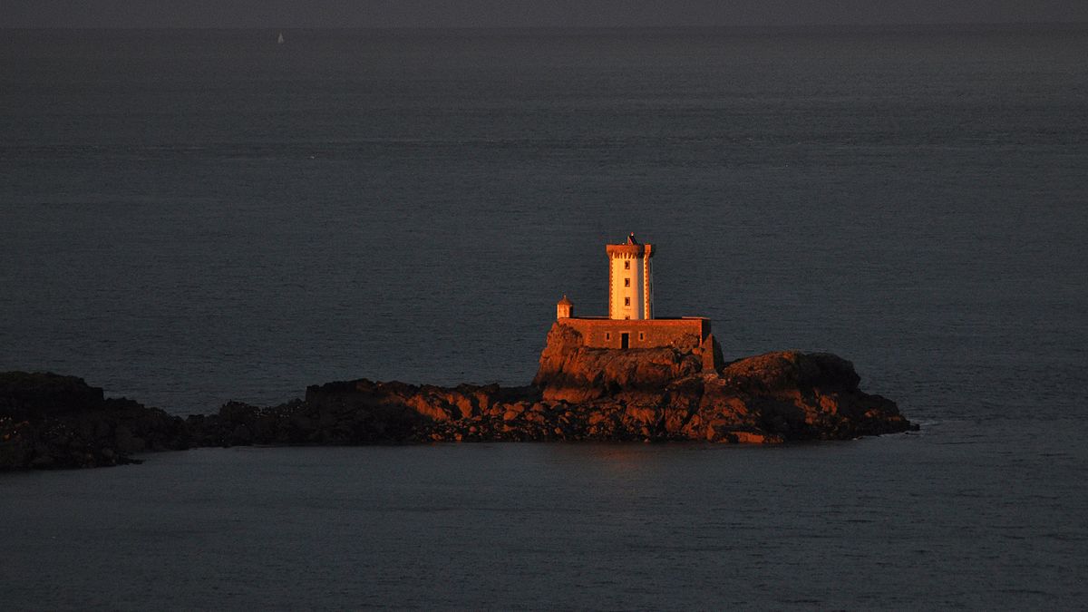 Photographie d’un phare de nuit.