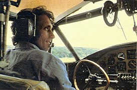 Philippe Cousteau pilotant un PBY sur le lac Victoria en Ouganda, en juillet 1978.