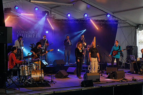 Kreiz Breizh AKademi en concert à Quimper lors du festival de Cornouaille dans le Finistère, France, le 19 juillet 2011.