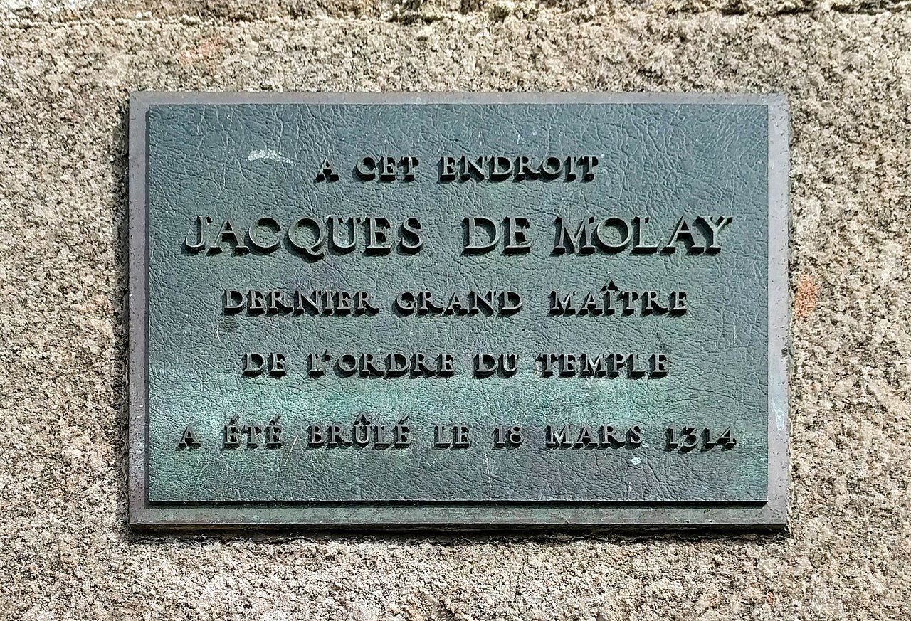 Grand maître - Jacques de Molay 1280px-Placa_en_el_lugar_de_ejecuci%C3%B3n_de_Jacques_de_Molay