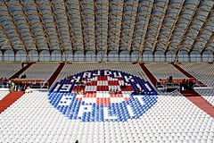 Logo klubu na krzesełkach stadionu w Splicie